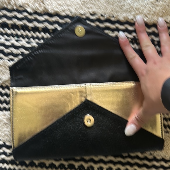 🎉Host Pick🎉 Black and Gold Clutch - Picture 3 of 6